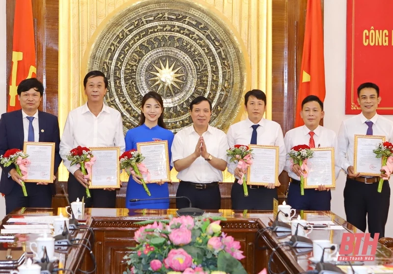 Công bố và trao quyết định của Ban Thường vụ Tỉnh ủy Thanh Hóa về công tác cán bộ