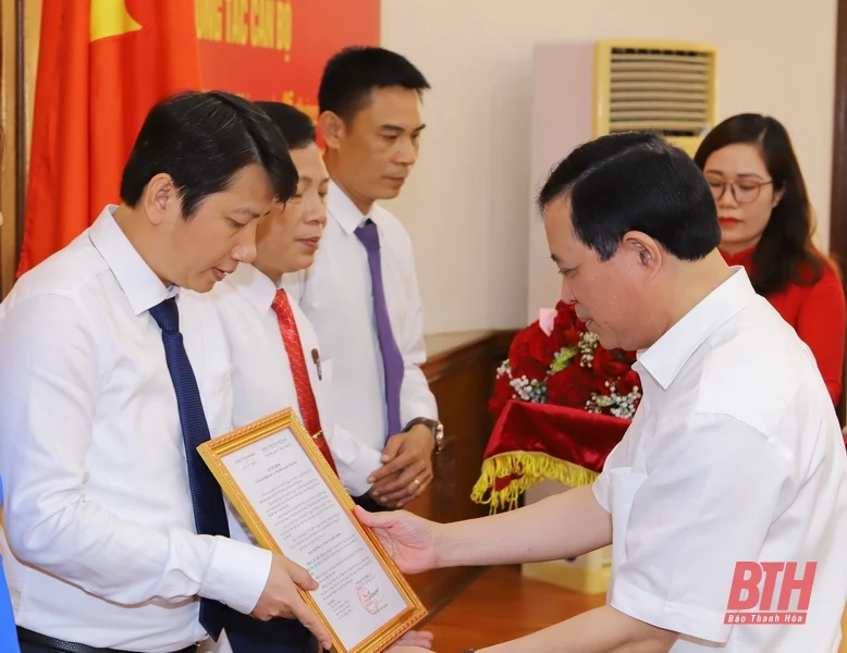 Công bố và trao quyết định của Ban Thường vụ Tỉnh ủy Thanh Hóa về công tác cán bộ