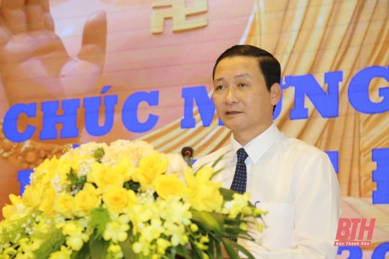 Các đồng chí lãnh đạo tỉnh gặp mặt chức sắc, chức việc Phật giáo nhân Đại lễ Phật Đản