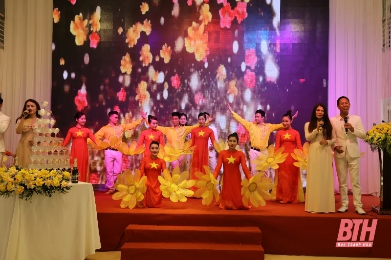 Các đồng chí lãnh đạo tỉnh gặp mặt chức sắc, chức việc Phật giáo nhân Đại lễ Phật Đản