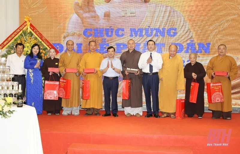 Các đồng chí lãnh đạo tỉnh gặp mặt chức sắc, chức việc Phật giáo nhân Đại lễ Phật Đản