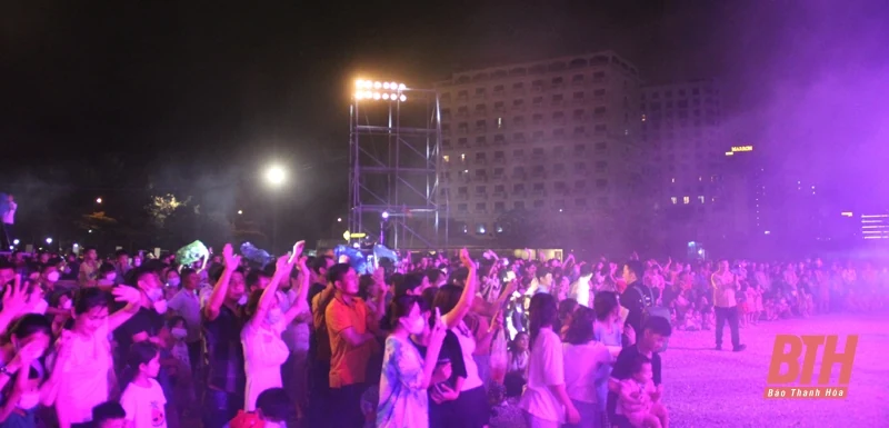 Khán giả Sầm Sơn tiếp tục bùng nổ với đêm nhạc SunFest Thanh Hóa chủ đề “Gặp lại thanh xuân”