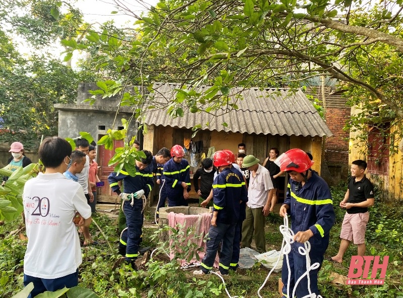 Cứu sống người đàn ông mắc kẹt dưới giếng