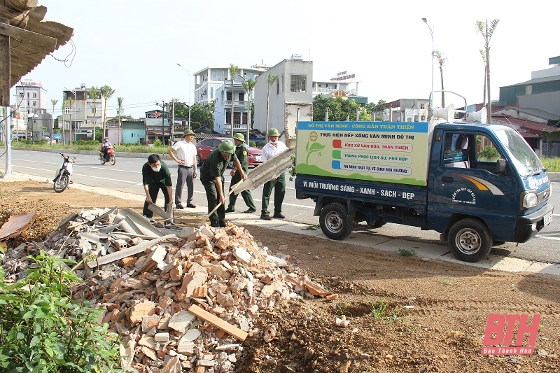 Tổng dọn vệ sinh môi trường, bảo đảm trật tự đô thị trên tuyến đại lộ Đông - Tây