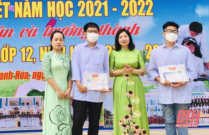 Nhặt được 50 triệu đồng, hai học sinh Trường THPT Tô Hiến Thành nhanh chóng trả cho người bị mất