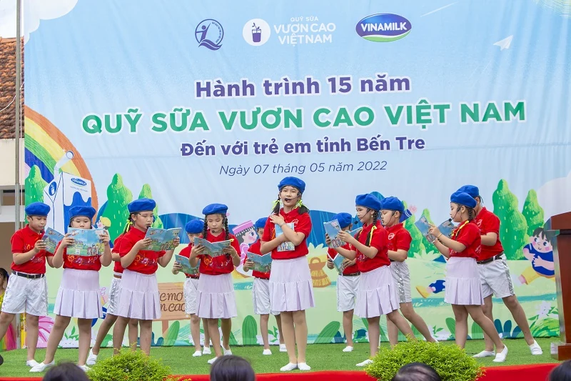 Vinamilk khởi động hành trình năm thứ 15 của Quỹ sữa Vươn cao Việt Nam với 1,9 triệu ly sữa trao tặng trẻ em khó khăn