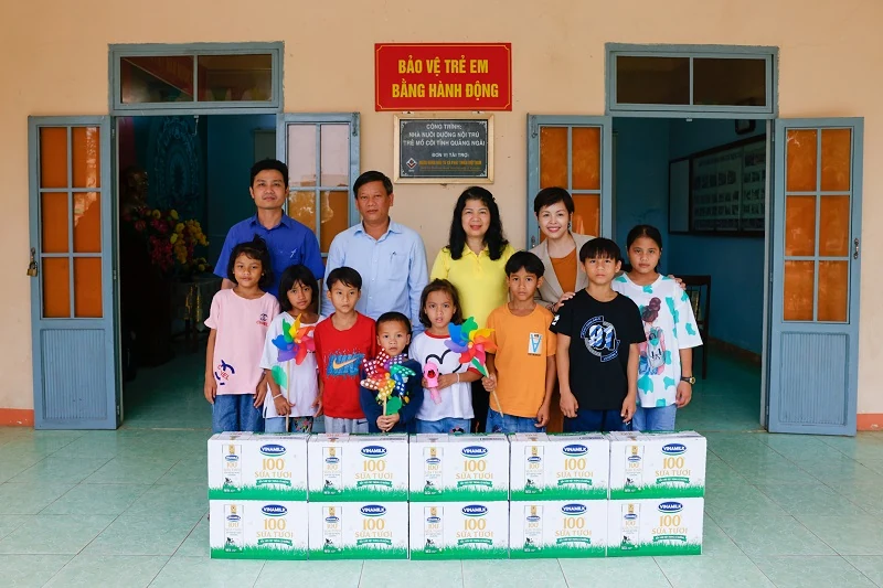 Vinamilk khởi động hành trình năm thứ 15 của Quỹ sữa Vươn cao Việt Nam với 1,9 triệu ly sữa trao tặng trẻ em khó khăn