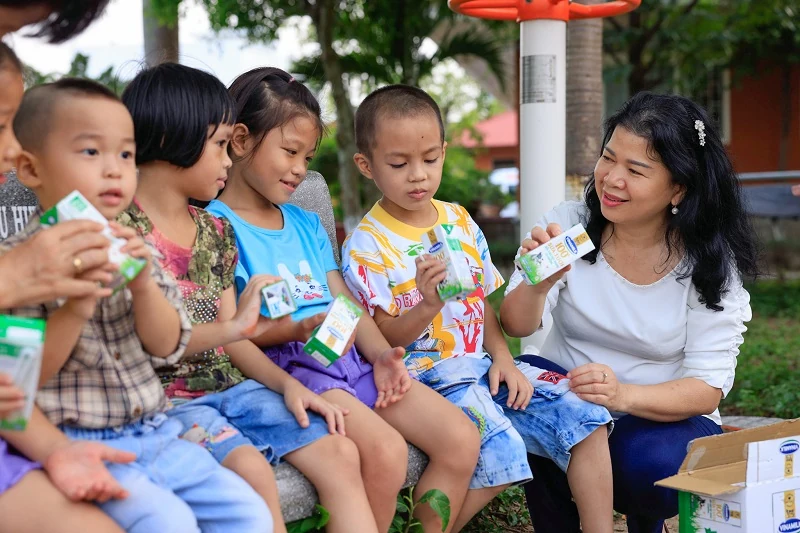 Vinamilk khởi động hành trình năm thứ 15 của Quỹ sữa Vươn cao Việt Nam với 1,9 triệu ly sữa trao tặng trẻ em khó khăn