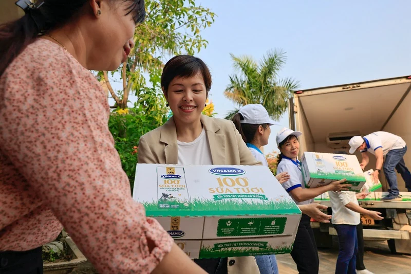 Vinamilk khởi động hành trình năm thứ 15 của Quỹ sữa Vươn cao Việt Nam với 1,9 triệu ly sữa trao tặng trẻ em khó khăn