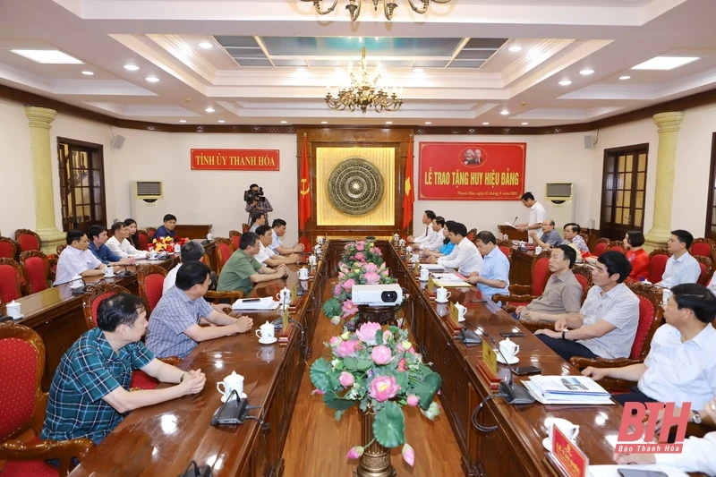 Ban Thường vụ Tỉnh ủy trao Huy hiệu 55 năm tuổi Đảng cho đồng chí Nguyễn Đức Kiền