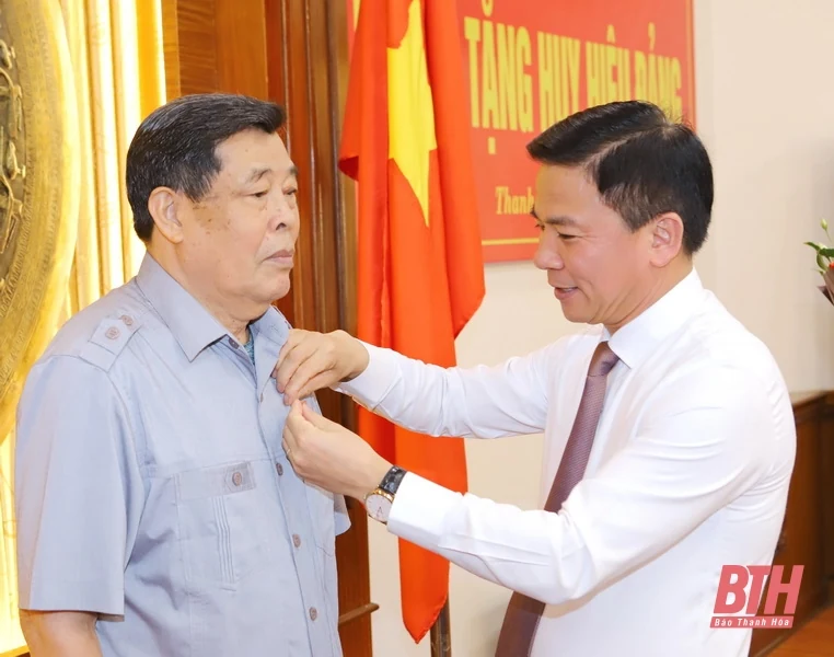 Ban Thường vụ Tỉnh ủy trao Huy hiệu 55 năm tuổi Đảng cho đồng chí Nguyễn Đức Kiền