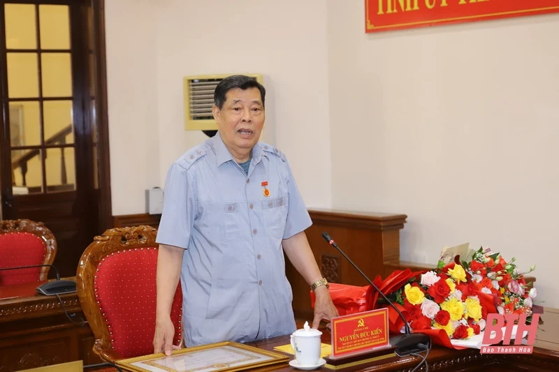 Ban Thường vụ Tỉnh ủy trao Huy hiệu 55 năm tuổi Đảng cho đồng chí Nguyễn Đức Kiền