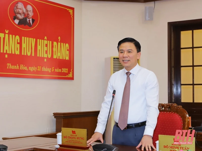 Ban Thường vụ Tỉnh ủy trao Huy hiệu 55 năm tuổi Đảng cho đồng chí Nguyễn Đức Kiền