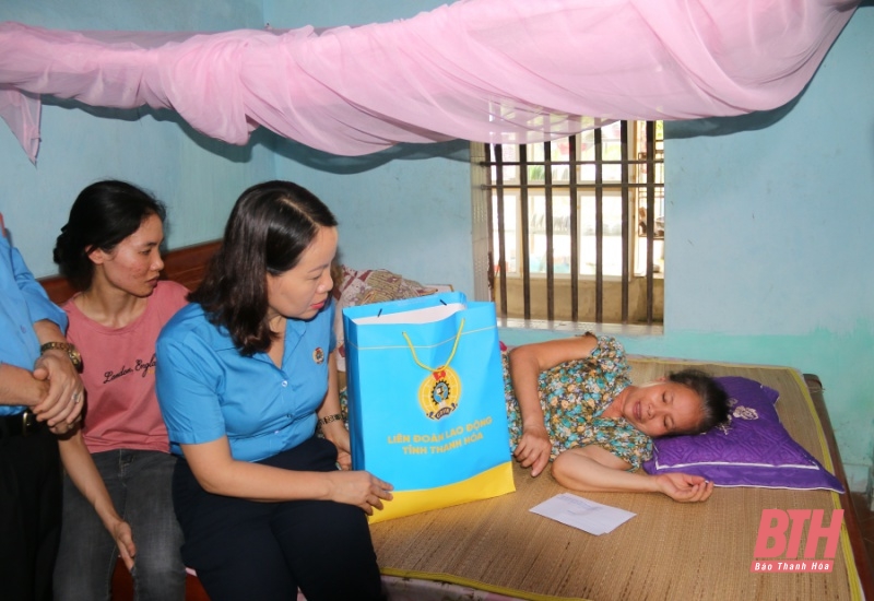 Liên đoàn Lao động tỉnh trao quà cho gia đình công nhân, viên chức, lao động có hoàn cảnh khó khăn