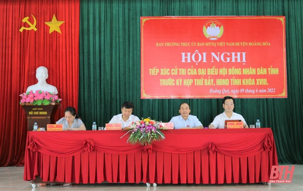 Phó Chủ tịch Thường trực HĐND tỉnh Lê Tiến Lam và các đại biểu HĐND tỉnh tiếp xúc cử tri huyện Hoằng Hóa