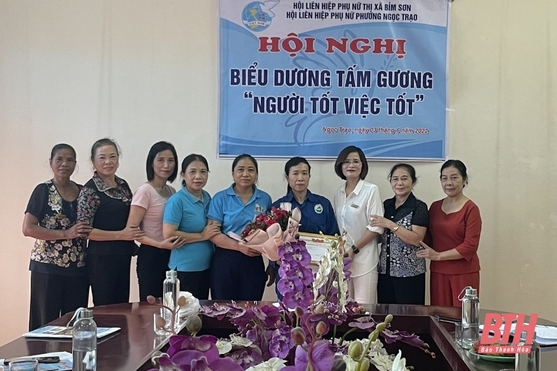 Khen thưởng, biểu dương hội viên phụ nữ nhặt được tiền trả người đánh mất