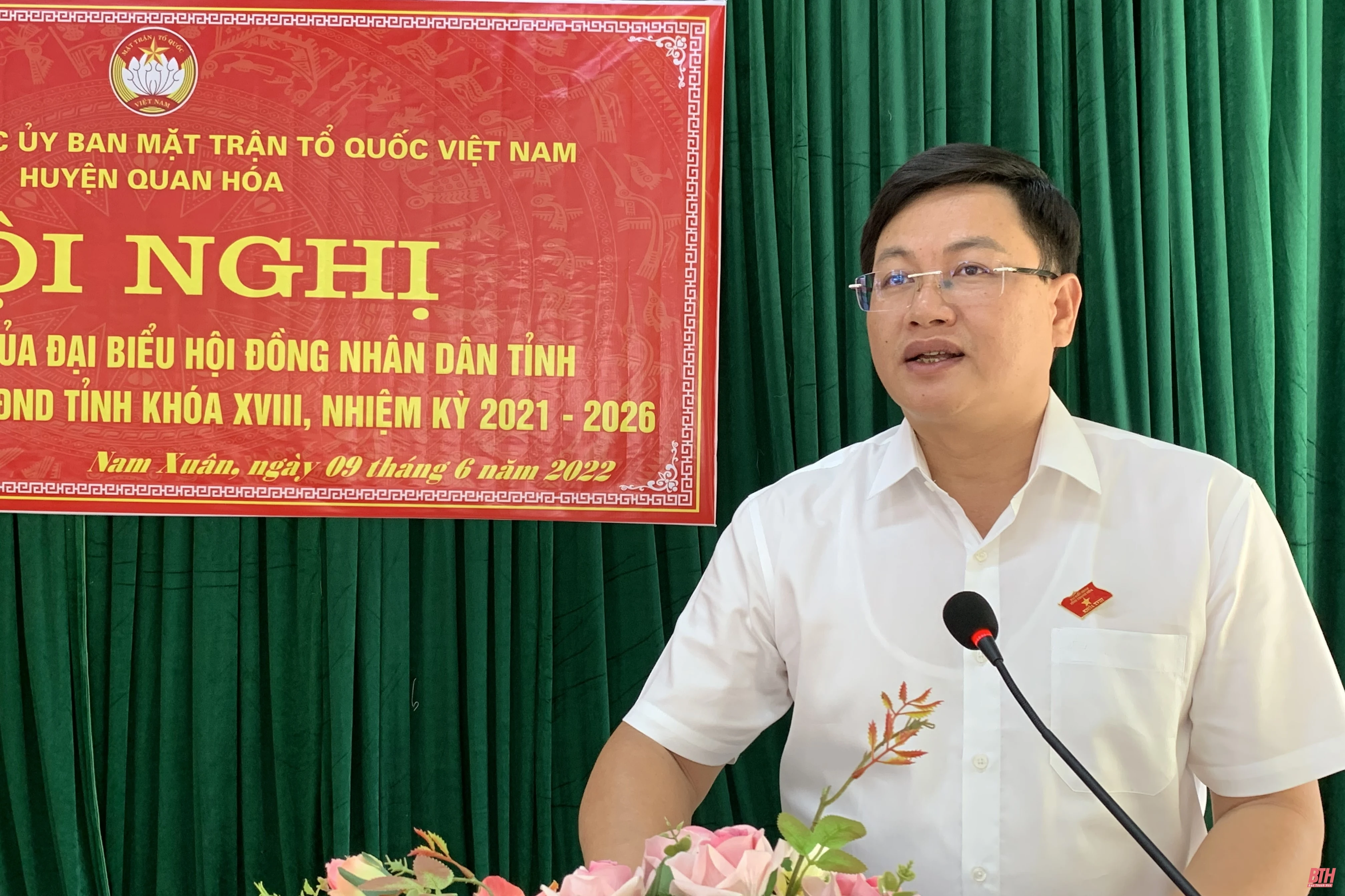 Phó Chủ tịch UBND tỉnh Mai Xuân Liêm và các đại biểu HĐND tỉnh tiếp xúc cử tri huyện Quan Hóa