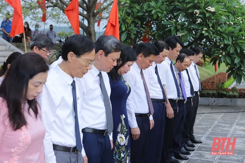 Đoàn đại biểu tỉnh Thanh Hóa dâng hương tưởng niệm 50 năm ngày các giáo viên và học sinh hy sinh trên công trường đắp đê sông Mã
