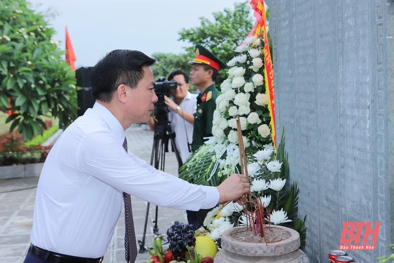 Đoàn đại biểu tỉnh Thanh Hóa dâng hương tưởng niệm 50 năm ngày các giáo viên và học sinh hy sinh trên công trường đắp đê sông Mã