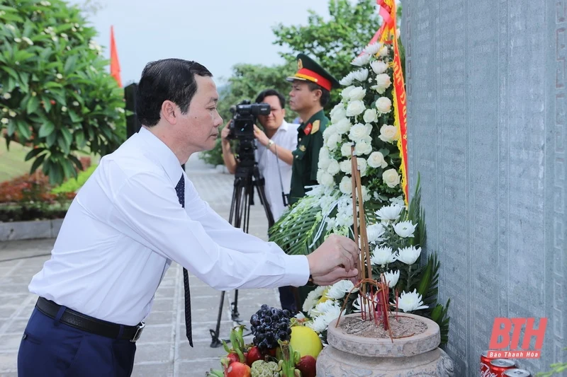 Đoàn đại biểu tỉnh Thanh Hóa dâng hương tưởng niệm 50 năm ngày các giáo viên và học sinh hy sinh trên công trường đắp đê sông Mã