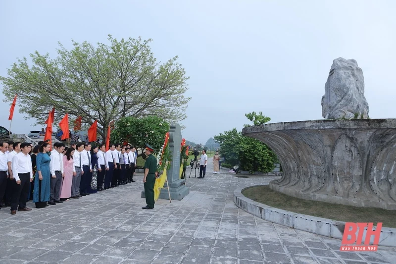 Đoàn đại biểu tỉnh Thanh Hóa dâng hương tưởng niệm 50 năm ngày các giáo viên và học sinh hy sinh trên công trường đắp đê sông Mã