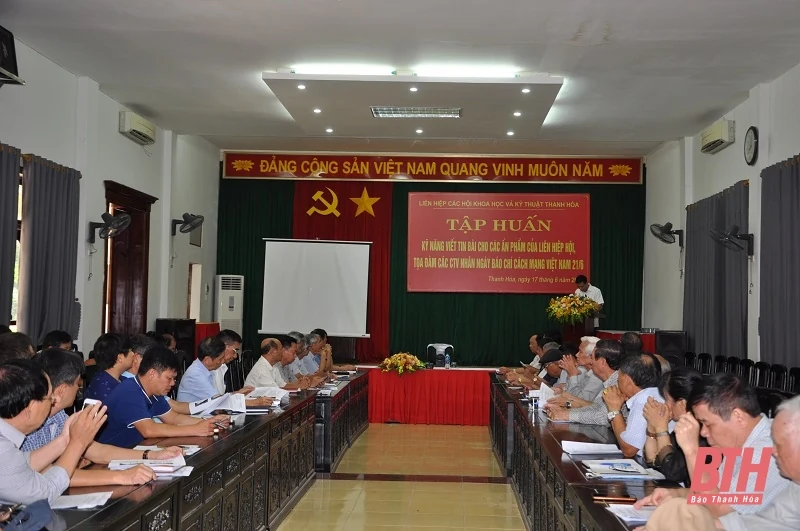 Tập huấn kỹ năng viết tin, bài trên ấn phẩm của Liên hiệp các Hội KH-KT