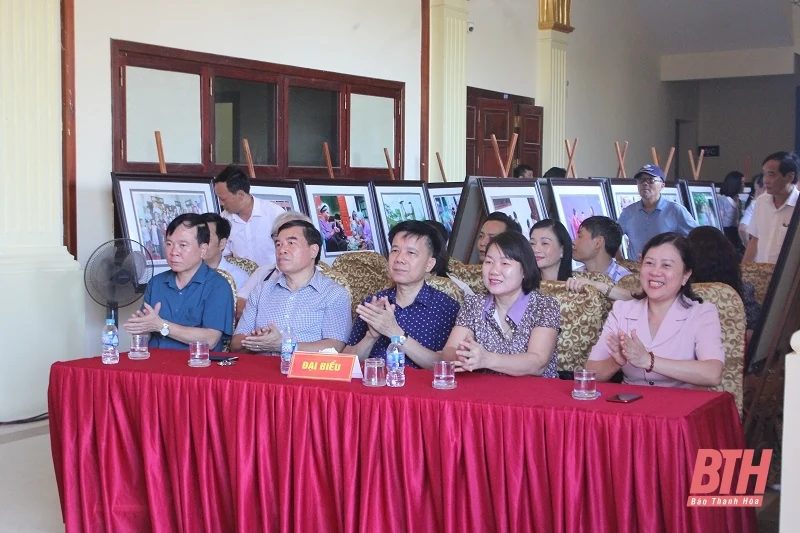 Trưng bày và thi ảnh “Khoảnh khắc gia đình Việt”