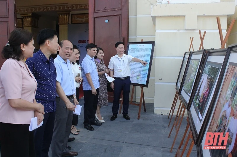 Trưng bày và thi ảnh “Khoảnh khắc gia đình Việt”