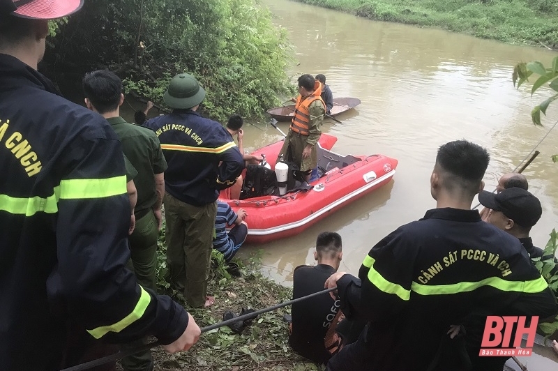 Triển khai lực lượng, phương tiện tìm kiếm nạn nhân đuối nước trên sông Hoàng Giang