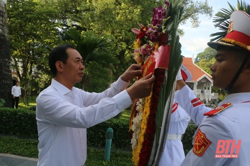 Phó Bí thư Tỉnh ủy Trịnh Tuấn Sinh viếng các anh hùng liệt sĩ tại tỉnh Điện Biên