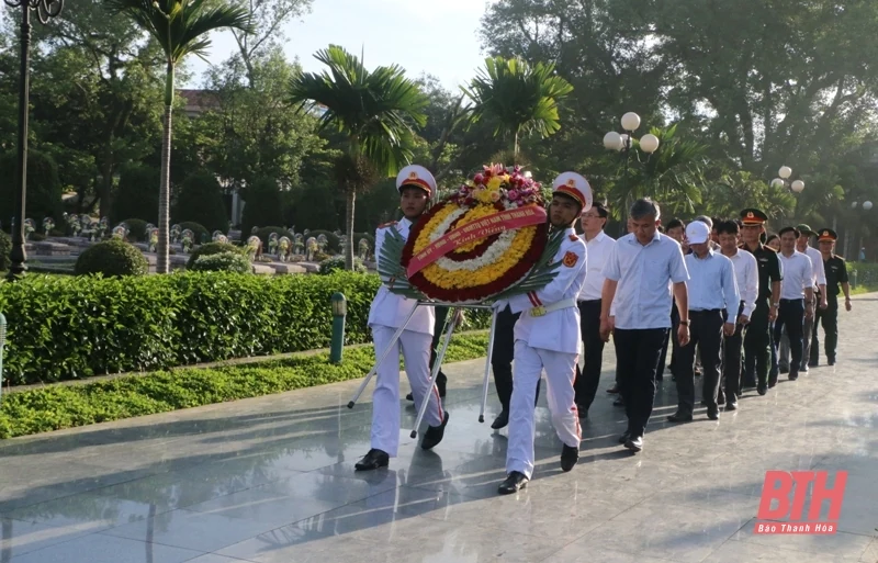 Phó Bí thư Tỉnh ủy Trịnh Tuấn Sinh viếng các anh hùng liệt sĩ tại tỉnh Điện Biên