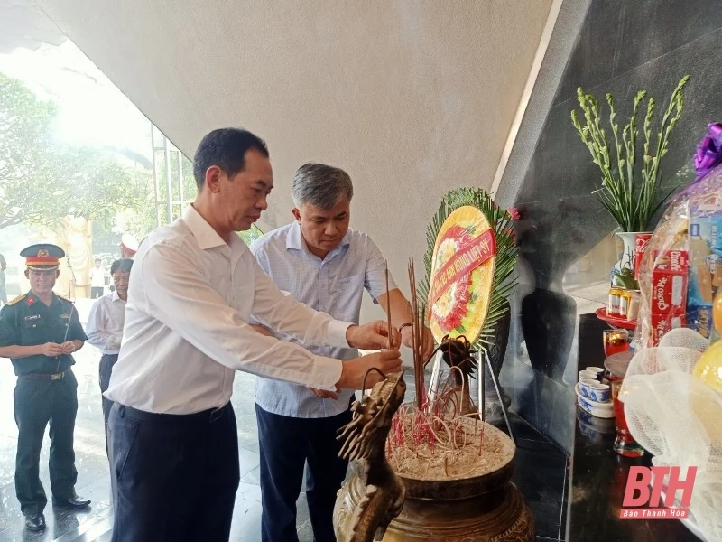 Phó Bí thư Tỉnh ủy Trịnh Tuấn Sinh viếng các anh hùng liệt sĩ tại tỉnh Điện Biên