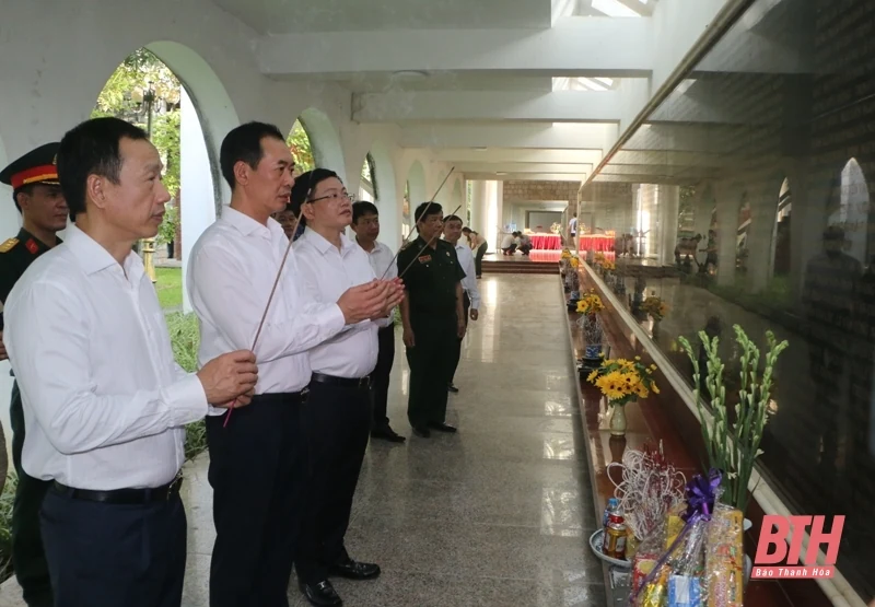 Phó Bí thư Tỉnh ủy Trịnh Tuấn Sinh viếng các anh hùng liệt sĩ tại tỉnh Điện Biên