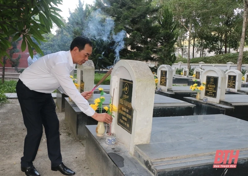 Phó Bí thư Tỉnh ủy Trịnh Tuấn Sinh viếng các anh hùng liệt sĩ tại tỉnh Điện Biên