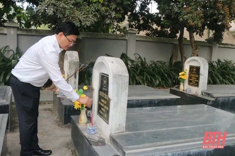 Phó Bí thư Tỉnh ủy Trịnh Tuấn Sinh viếng các anh hùng liệt sĩ tại tỉnh Điện Biên