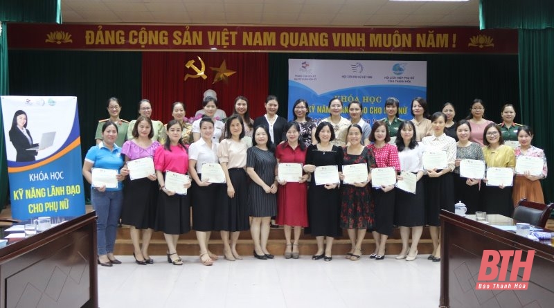 Bế giảng và cấp chứng chỉ cho học viên là cán bộ nữ tham gia tập huấn kỹ năng lãnh đạo