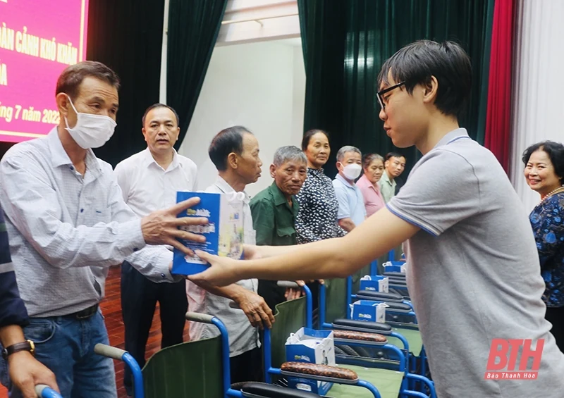 Quỹ Bầu ơi trao xe lăn cho người khuyết tật trên địa bàn huyện Quảng Xương
