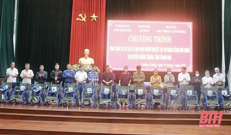 Quỹ Bầu ơi trao xe lăn cho người khuyết tật trên địa bàn huyện Quảng Xương