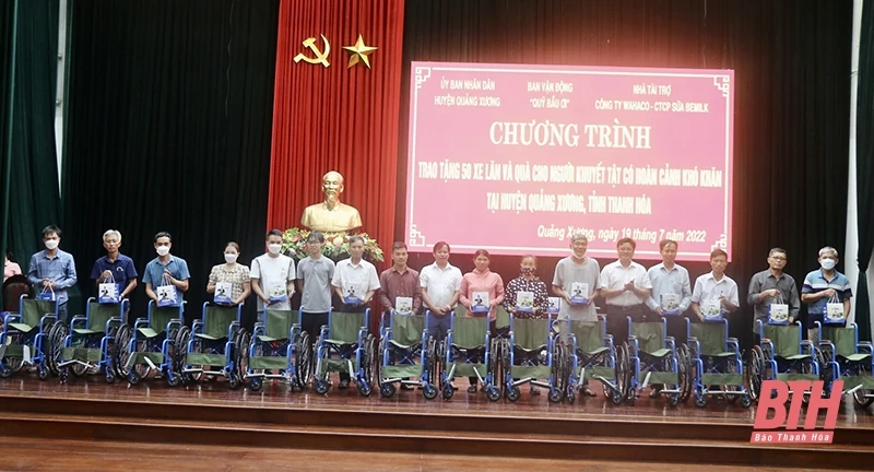 Quỹ Bầu ơi trao xe lăn cho người khuyết tật trên địa bàn huyện Quảng Xương