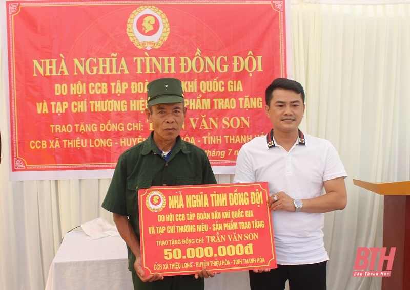 Trao nhà nghĩa tình đồng đội cho hội viên hội cựu chiến binh