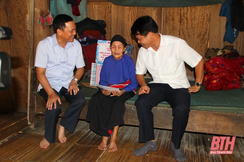 Trưởng ban Tuyên giáo Tỉnh ủy Đào Xuân Yên viếng nghĩa trang liệt sỹ và thăm, tặng quà gia đình chính sách huyện Lang Chánh