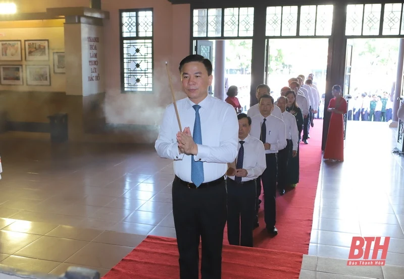 Đoàn đại biểu tỉnh Thanh Hóa dâng hương tưởng nhớ Chủ tịch Hồ Chí Minh, Mẹ Việt Nam Anh hùng và các Anh hùng liệt sĩ