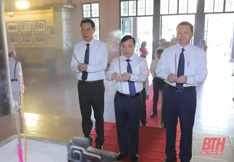 Đoàn đại biểu tỉnh Thanh Hóa dâng hương tưởng nhớ Chủ tịch Hồ Chí Minh, Mẹ Việt Nam Anh hùng và các Anh hùng liệt sĩ