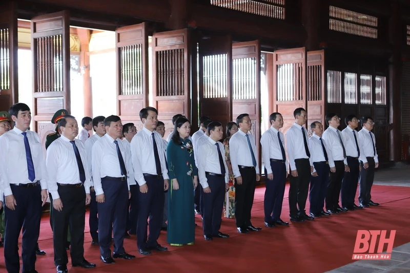 Đoàn đại biểu tỉnh Thanh Hóa dâng hương tưởng nhớ Chủ tịch Hồ Chí Minh, Mẹ Việt Nam Anh hùng và các Anh hùng liệt sĩ
