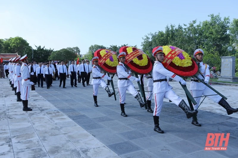 Đoàn đại biểu tỉnh Thanh Hóa dâng hương tưởng nhớ Chủ tịch Hồ Chí Minh, Mẹ Việt Nam Anh hùng và các Anh hùng liệt sĩ