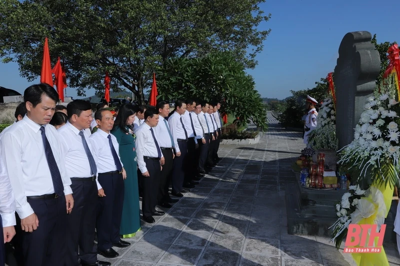 Đoàn đại biểu tỉnh Thanh Hóa dâng hương tưởng nhớ Chủ tịch Hồ Chí Minh, Mẹ Việt Nam Anh hùng và các Anh hùng liệt sĩ