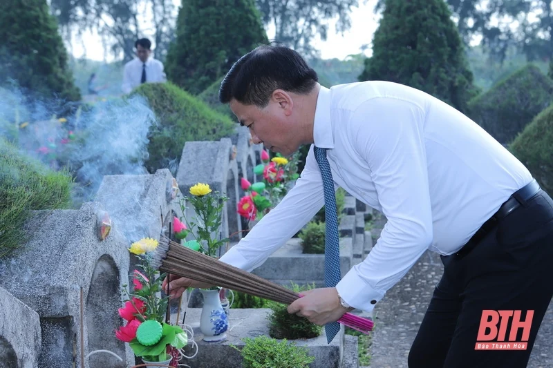 Đoàn đại biểu tỉnh Thanh Hóa dâng hương tưởng nhớ Chủ tịch Hồ Chí Minh, Mẹ Việt Nam Anh hùng và các Anh hùng liệt sĩ
