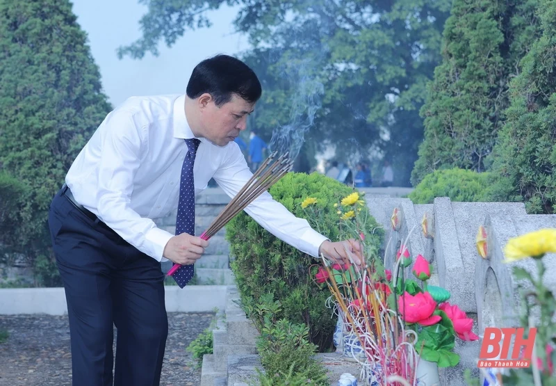 Đoàn đại biểu tỉnh Thanh Hóa dâng hương tưởng nhớ Chủ tịch Hồ Chí Minh, Mẹ Việt Nam Anh hùng và các Anh hùng liệt sĩ