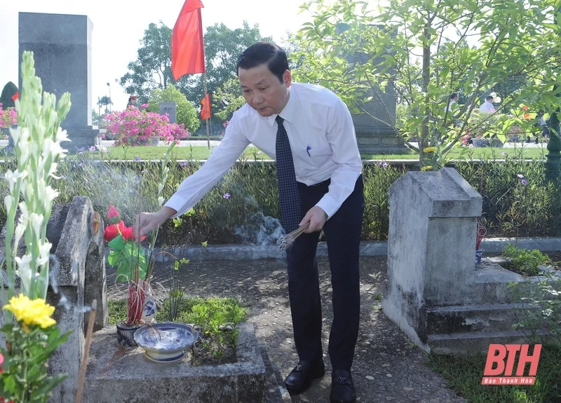 Đoàn đại biểu tỉnh Thanh Hóa dâng hương tưởng nhớ Chủ tịch Hồ Chí Minh, Mẹ Việt Nam Anh hùng và các Anh hùng liệt sĩ