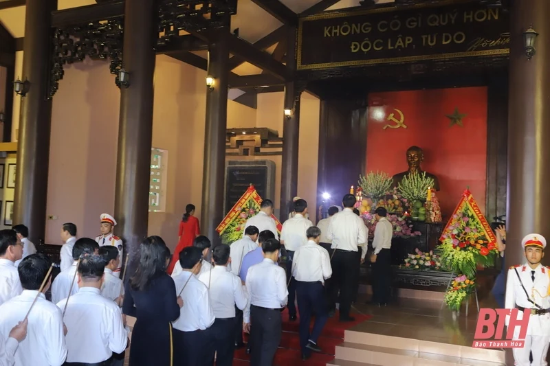 Đoàn đại biểu tỉnh Thanh Hóa dâng hương tưởng nhớ Chủ tịch Hồ Chí Minh, Mẹ Việt Nam Anh hùng và các Anh hùng liệt sĩ